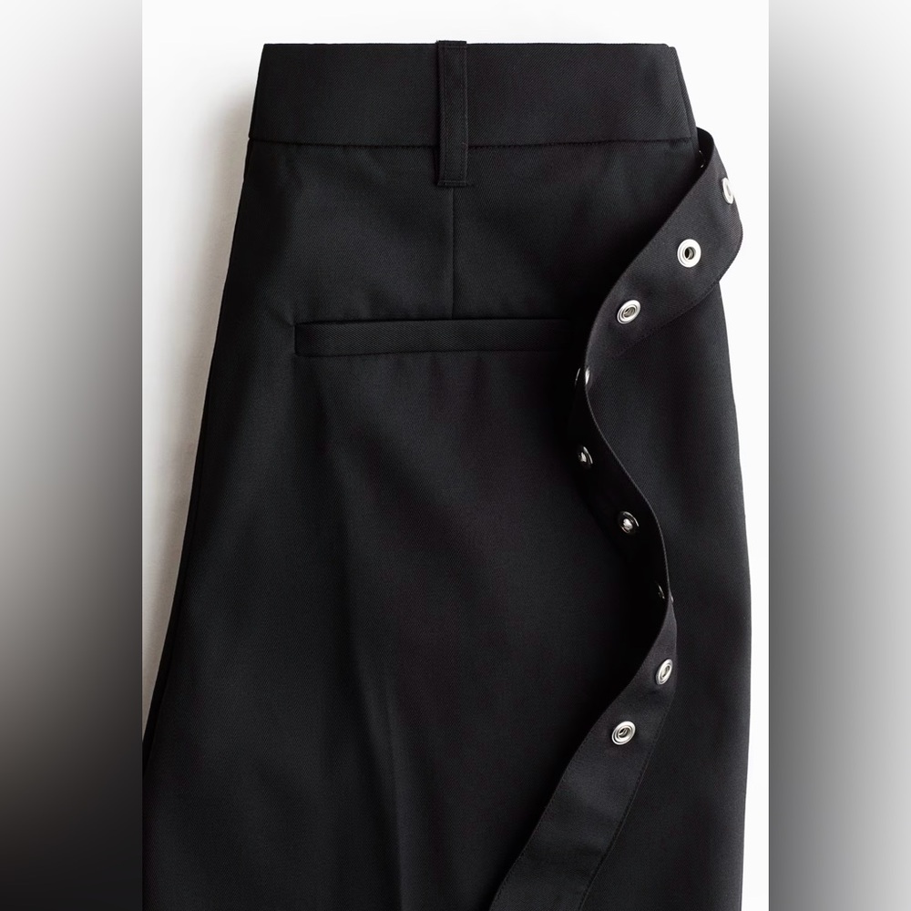 H&M A/W 2025
WOOL-BLEND WRAP-DETAIL PANTS - Picture 2 of 5